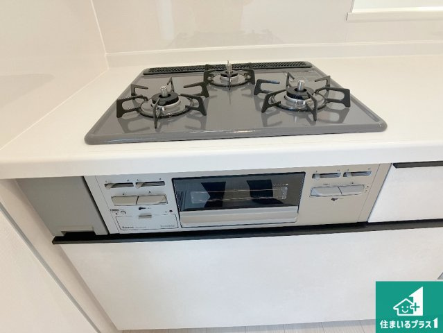 神戸市垂水区霞ケ丘　第1期　新築一戸建ての設備|ダブル高火力Ｓｉセンサー付きコンロ！３口あるので、まとめて料理をする時も大活躍！