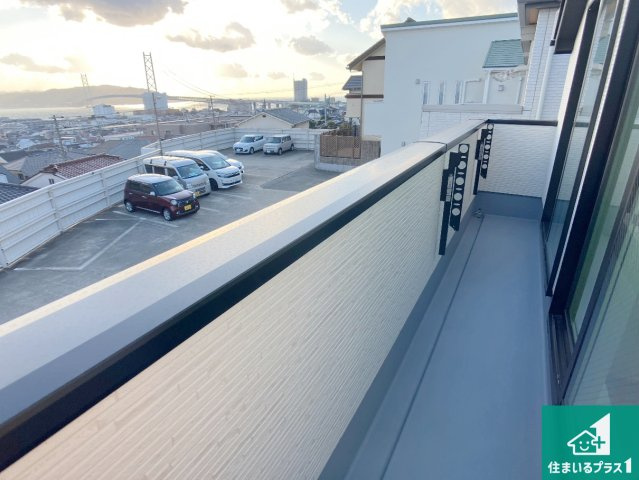 神戸市垂水区霞ケ丘　第1期　新築一戸建てのバルコニー|ワイドバルコニーは洗濯物を干すスペースが広いのでご家族が多くても安心！