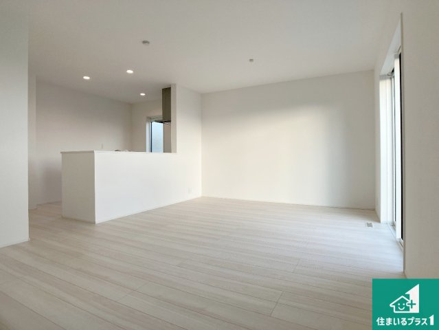 神戸市垂水区霞ケ丘　第1期　新築一戸建ての居間・リビング|シンプルなリビングは、観葉植物等のインテリアを楽しめますね！パパ好みにも、ママ好みにも家具次第で雰囲気を変えることができます！