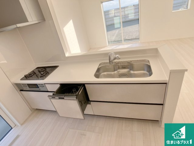 神戸市垂水区霞ケ丘　第1期　新築一戸建てのキッチン|子供を見守りながらお料理が出来るため家族のコミュニケーションか増えます♪スペースが広く確保されている為お子様が大きくなったときは一緒に料理を楽しめます♪