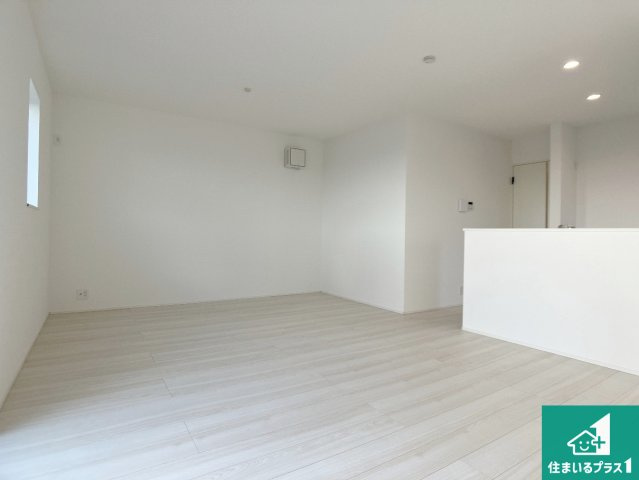 神戸市垂水区霞ケ丘　第1期　新築一戸建ての居間・リビング|明るいリビングで朝の目覚めもスッキリできそう！対面キッチンでご家族のコミュニケーションも自然と増える設計！小さなお子様が遊ぶスペースを作っても広々とくつろげるLDK！