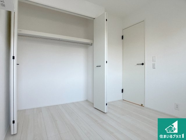 神戸市垂水区霞ケ丘　第1期　新築一戸建ての洋室|寝室は心地よい眠りについてもらいたくて、シンプルかつ開放的な空間な設計にしています！大きな窓から差し込む日が心地いいです♪