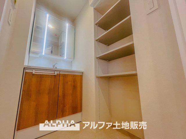 ドミール福生の独立洗面台|【trifold mirror】
◆三面鏡◆身支度には、歯ブラシ・コップ・化粧品類など様々な小物を使用するので散らかってしまいがち。鏡の裏収納でたっぷり収納して生活感を隠し、スタイリッシュな空間に。