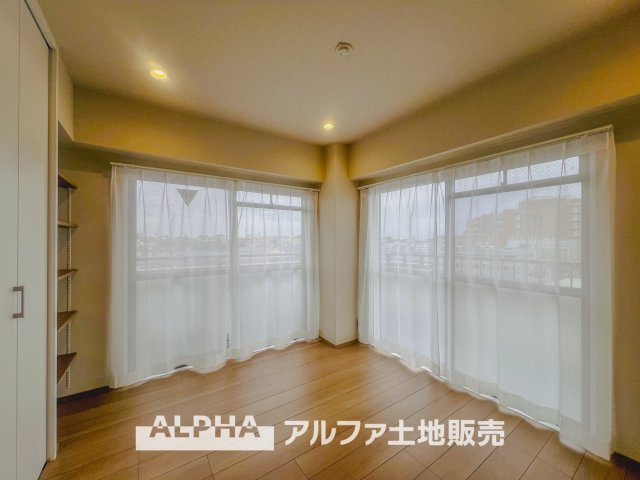 ドミール福生の洋室|【room】
◆居室◆光に包まれるように設計された空間。太陽の光が爽やかな目覚めを誘い、良い一日を予感させてくれます。