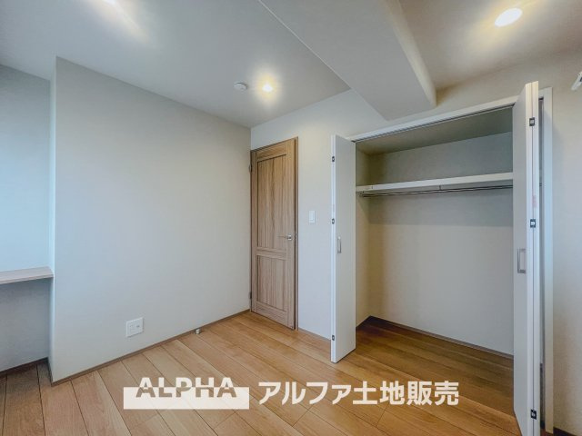 ドミール福生の収納|【closet】
◆クロゼット◆各居室のクロゼットは大好きな服、大事なバッグやアクセサリー、そして大切な思い出の品々。そんなものを傍らにそっと置いておきたい場所です。