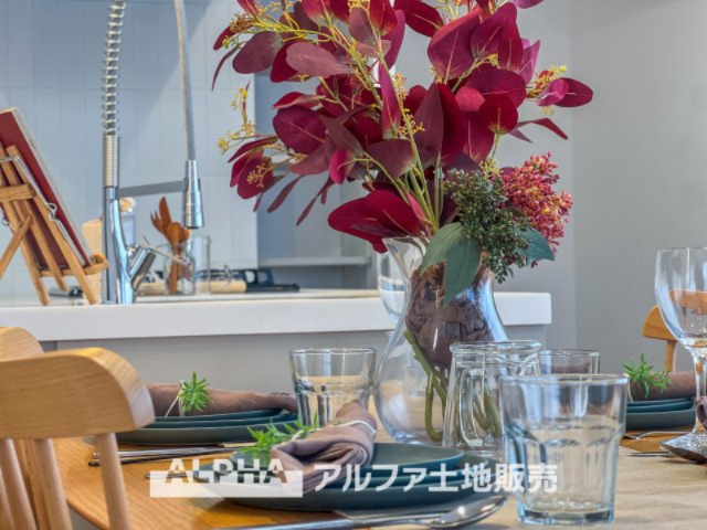 ドミール福生の居間・リビング|【Holiday of a home】
◆季節外れのホームホリディ◆喧噪から離れ広々したリビングでゆったりと寛ろぐ休日があっていい。だって『何もしない時を楽しむ』そんな贅沢な時間を家族と過ごすのだから