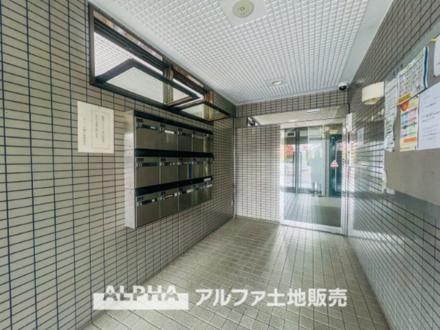 ドミール福生のエントランス|【Entrance】
◆エントランス◆共用部は管理の行き届いた綺麗なスペース。いつも明るく家族を、来客を出迎えてくれる大切な場所です。