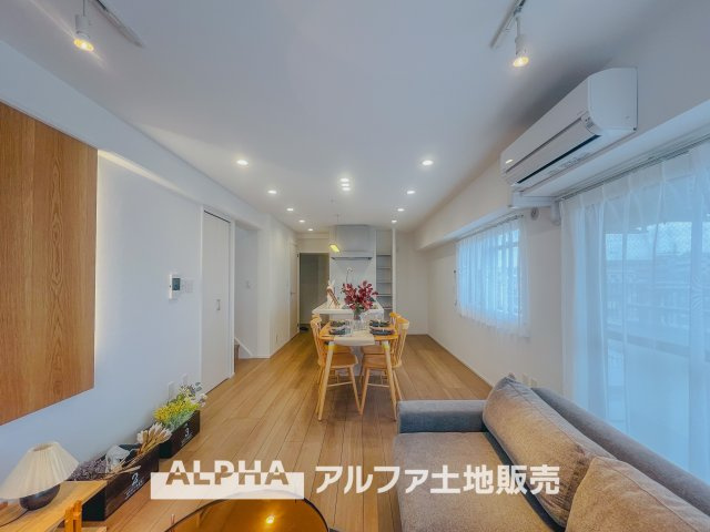 ドミール福生の居間・リビング|【Living room】
◆時を忘れる場所◆ここにはみんなが集い、食事と楽しい会話が始まる。話に夢中になりすぎて、ついつい時を忘れ夜半過ぎになってしまう。そんな束の間の幸せを感じさせてくれる場所。