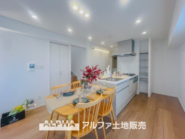 ドミール福生の居間・リビング|【The situation】
◆シチュエーション◆リビングルームのドアを開くと、窓から飛び込むのは緑と光の風光明媚な景色。僕の目に映るは、ここで家族と会話をワイワイガヤガヤ楽しんでいる様子。