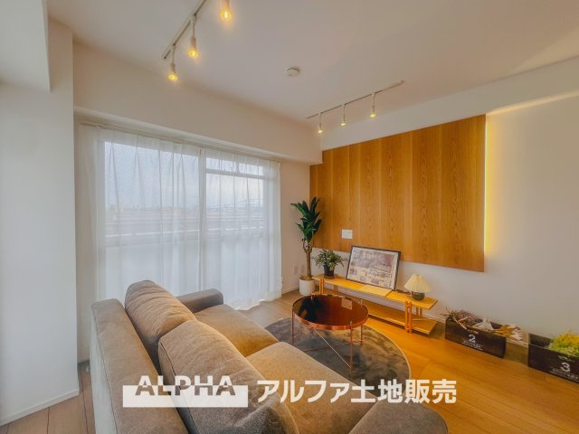 ドミール福生の居間・リビング|【Livingroom】
◆爽やかな空間◆窓をあけるとリビングに通り抜ける清々しく心地よい冷涼なそよ風がこの空間を涼しくしてくれる。風通しの良さは人にとっても家にとっても健康的で気持ちいいものです。