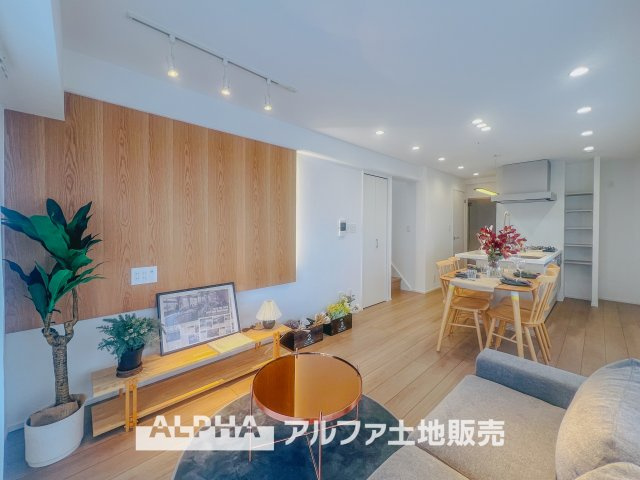 ドミール福生の居間・リビング|【Comfortable living】
◆居心地のいい暮らし◆には欠かせない眩い採光。ゆったりとした幅の窓からこの空間に降り注ぐ採光が絶えない。明るいリビングこそ居心地のいい暮らしが待っていると思う