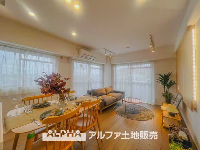 ドミール福生の居間・リビング|【Space of cure】
◆癒しの空間◆室内構成に拘り採光とセンスを散りばめた空間。それは『柔らかさ』に似た素敵な居場所。そこに暮らす人のことを考えつくり出したものは『癒し』という心地よい居場所