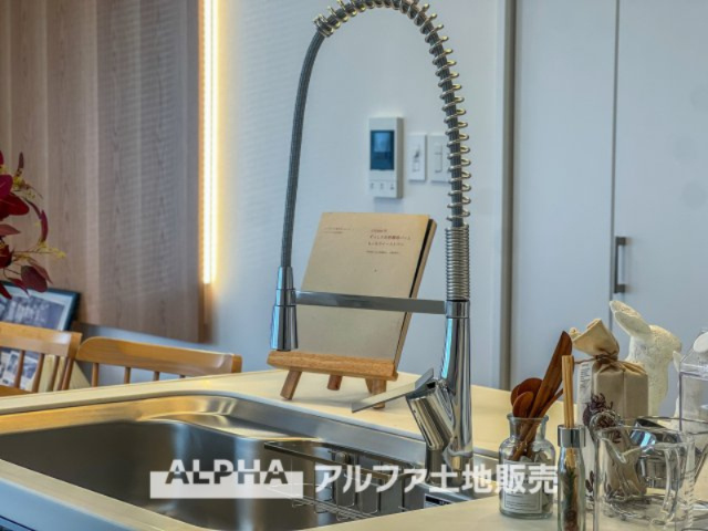 ドミール福生のキッチン|【Water cleaner】
◆浄水器◆蛇口から流れ出すお水はクリーンでいつも楽しめます。また浄水器内臓シャワー混合栓なので場所取らずのスッキリとしたスタイルです。