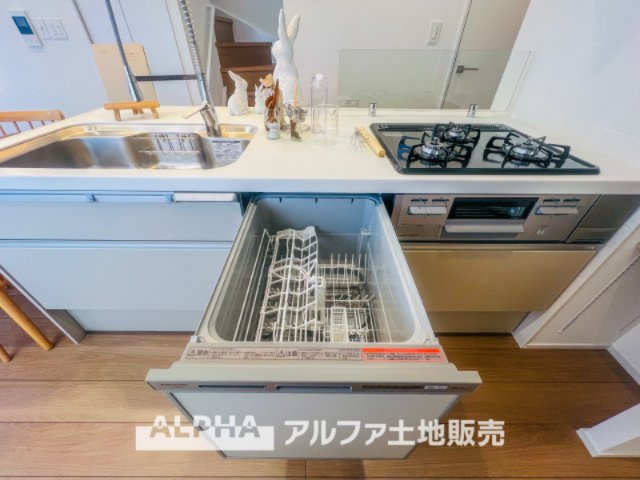 ドミール福生のキッチン|【Food washing machine】
◆食洗機◆家事の時間を短縮し、お子様との大切な時間をもっと楽しく。手荒れも防げて節水効果も高い、忙しい毎日に嬉しい人気の設備です。