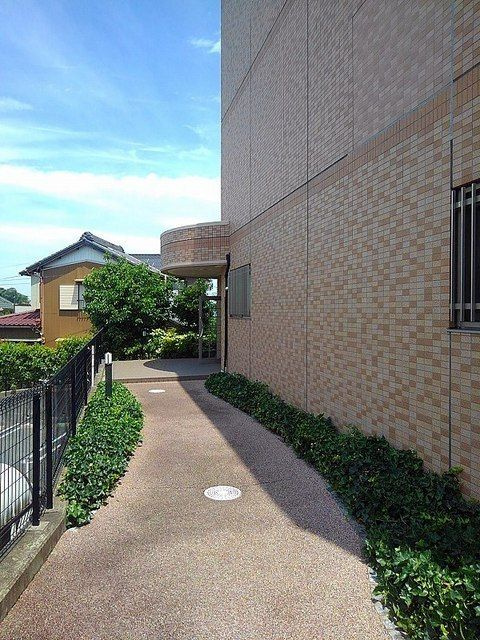 ヒルズ向イ山のエントランス