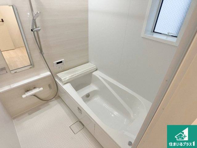 神戸市垂水区霞ケ丘　第1期　新築一戸建ての浴室|足をゆったり伸ばして寛げる浴槽です。窓が設けられていますので差し込む光が明るく穏やかな雰囲気にしてくれます♪浴室乾燥機も設置しているので、雨の日の洗濯物も安心です♪