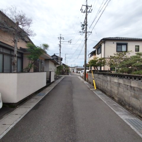 ６５９３５　岐阜市正木中古戸建ての前面道路含む現地写真