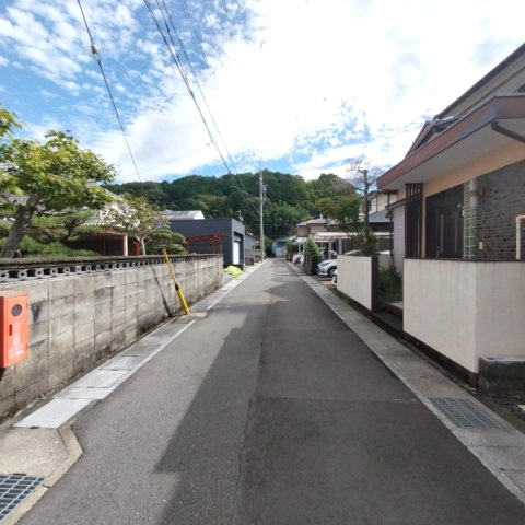 ６５９３５　岐阜市正木中古戸建ての前面道路含む現地写真