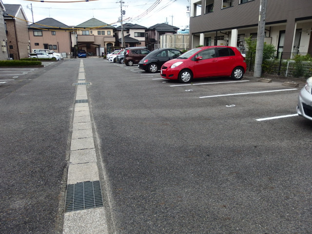 ファミール北野の駐車場