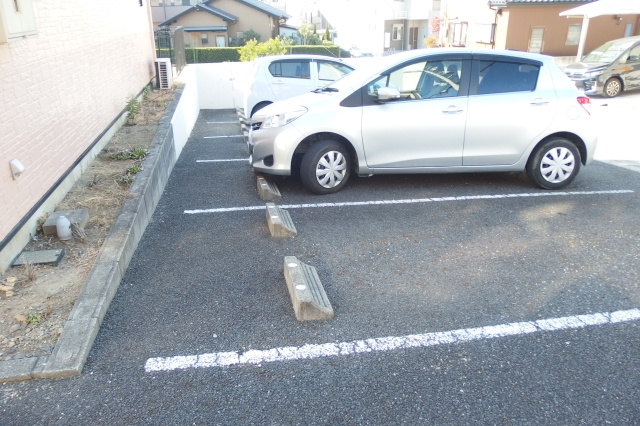 ブランシェさつき・うつきの駐車場