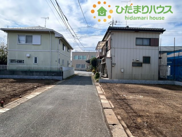 鴻巣市天神4丁目　新築戸建　ハートフルAの前面道路含む現地写真