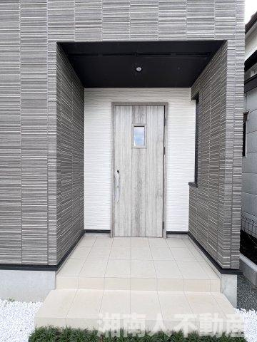 藤沢市本藤沢2丁目６０１９－６８新築戸建ての玄関|収納もある玄関です
