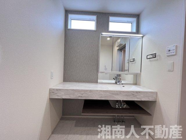 藤沢市本藤沢2丁目６０１９－６８新築戸建ての独立洗面台|独立洗面台、小物を置くことができて便利です