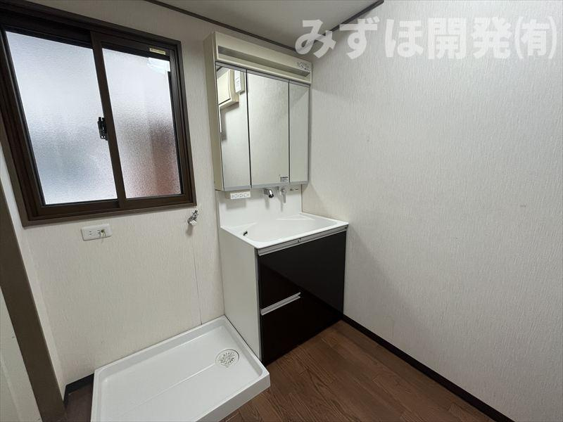 山形市長町向河原719-19の独立洗面台|リフォーム済みの三面鏡付き独立洗面台です。