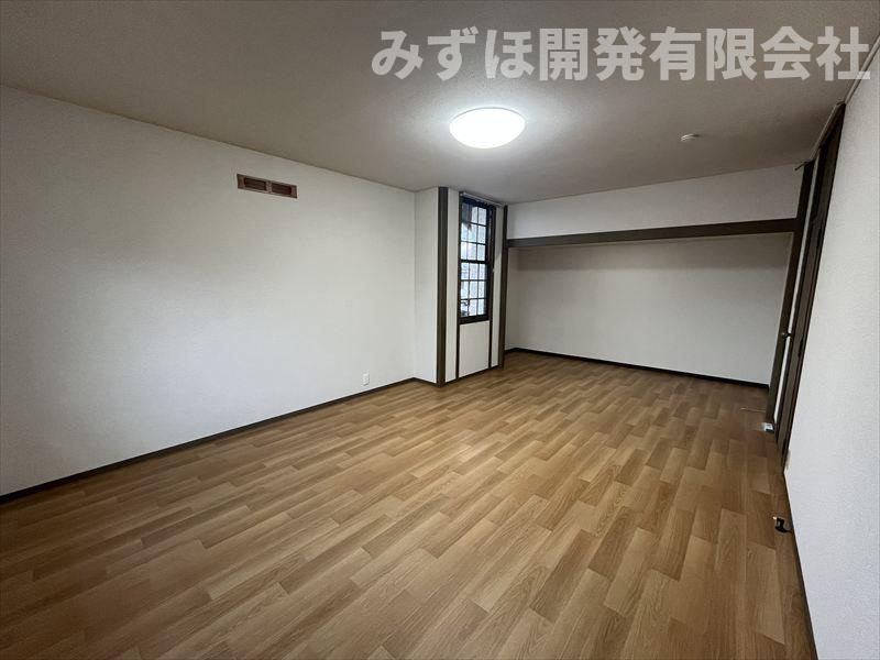 山形市長町向河原719-19の洋室|２階の西側の洋室です。窓は、西側と南側の２面採光で明るいお部屋です