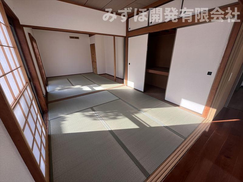 山形市長町向河原719-19の和室|1階の和室です。押し入れも広く、すっきり収納できます。