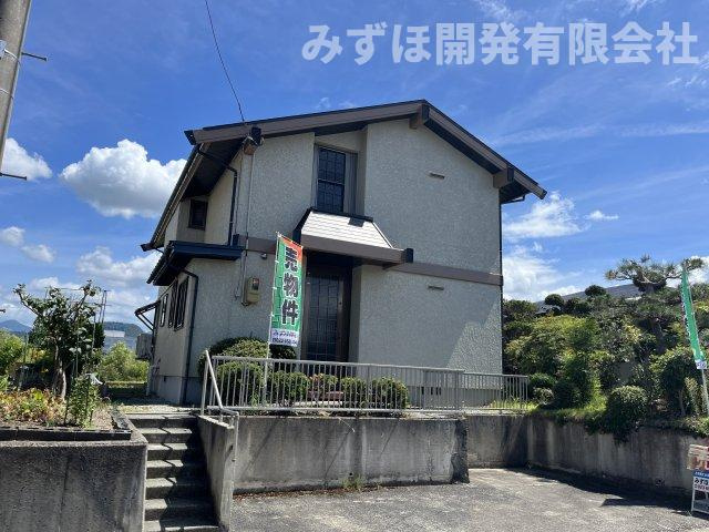 山形市長町向河原719-19の外観|外壁は塗装済みです。駐車場スペースは拡張工事を行い、3台駐車可能です。