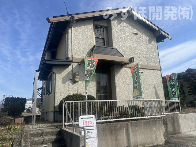 山形市長町向河原719-19の外観|外壁塗装済み、駐車場スペースは拡張工事を行い、3台駐車可能になりました！