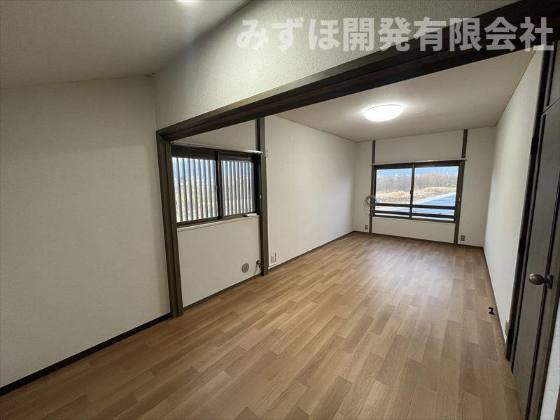 山形市長町向河原719-19の居間・リビング|東面・南面に採光があり、明るい室内となっております。