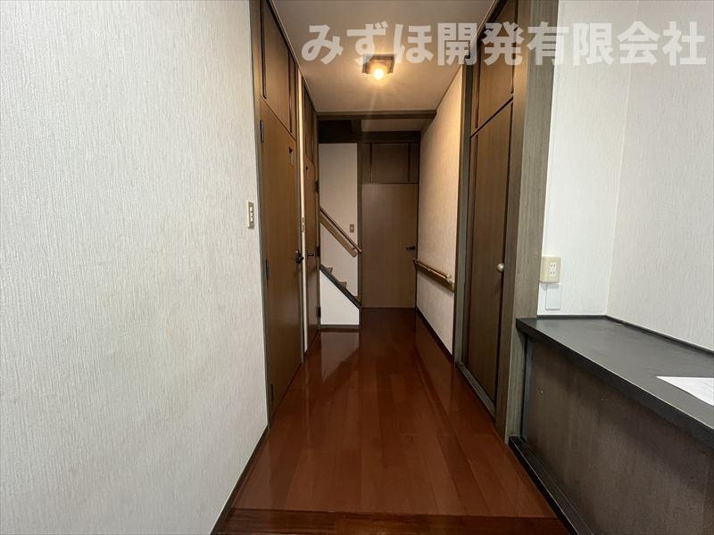 山形市長町向河原719-19の玄関|下駄箱も大きく、収納力が嬉しいポイントです。