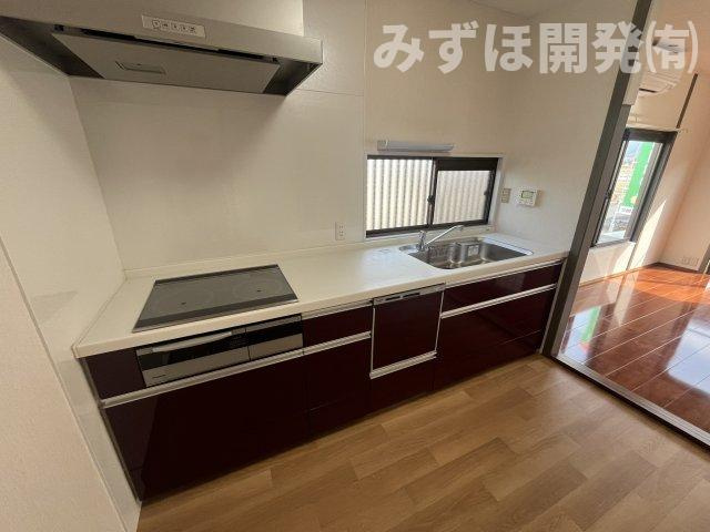 山形市長町向河原719-19のキッチン|IHクッキングヒーター、食洗器の付いたシステムキッチンです。広々としたキッチンで、料理の時間も楽しくなりますね。