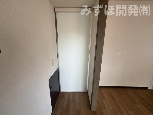 山形市長町向河原719-19の設備|左側がエコキュート、右側が勝手口です。