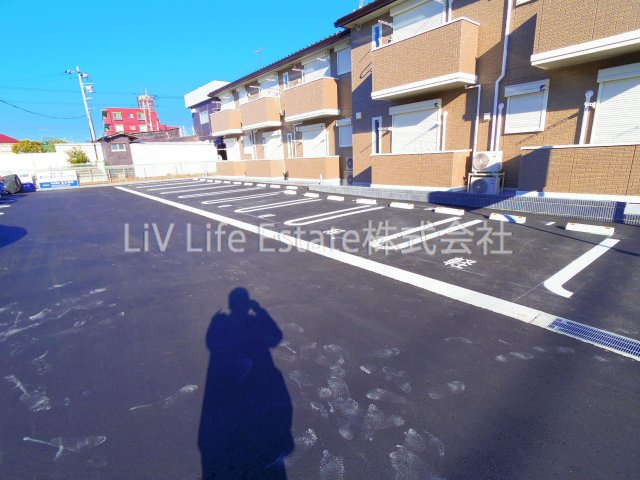 小平市回田町のアパートの駐車場