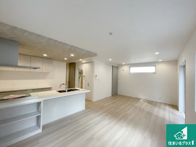 ★16(土)17(日)現地見学可能！★神戸市北区山の街　全6邸の居間・リビング|子供を見守りながらお料理が出来るため家族のコミュニケーションか増えます♪スペースが広く確保されている為お子様が大きくなったときは一緒に料理を楽しめます♪