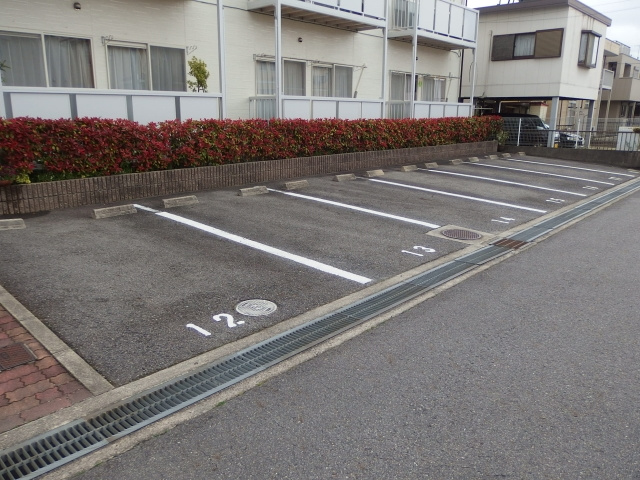 サープラスⅡ上地９８の駐車場