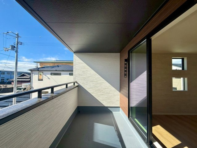 香美市土佐山田町宝町4丁目　3号棟（全5区画）　新築戸建のバルコニー|屋根付きの広いバルコニーで雨の日も安心。洗濯物もたくさん乾かせます。