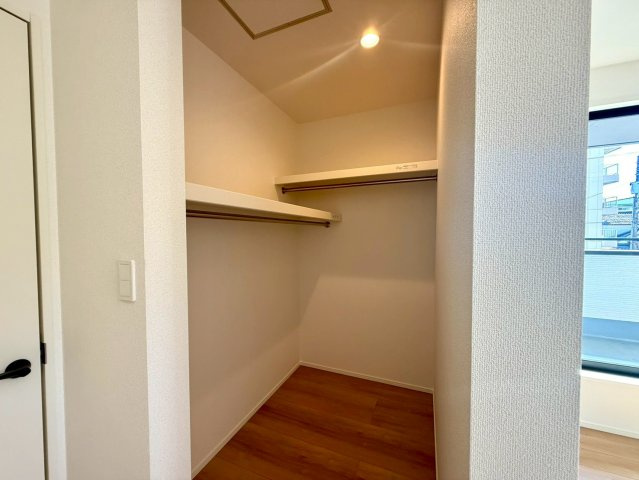 香美市土佐山田町宝町4丁目　3号棟（全5区画）　新築戸建の収納|収納力のあるウォークインクローゼットですっきり片付きます。