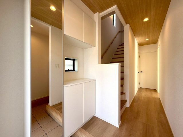 香美市土佐山田町宝町4丁目　3号棟（全5区画）　新築戸建の玄関|明るく清潔感のある玄関スペース。全身鏡でお出かけ前に身だしなみをチェックできます。