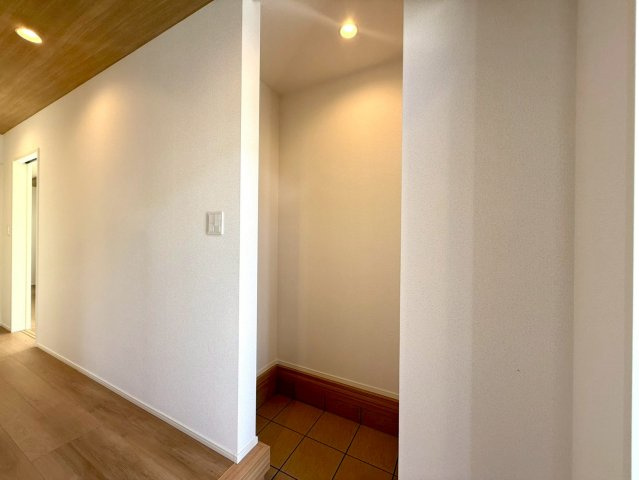 香美市土佐山田町宝町4丁目　3号棟（全5区画）　新築戸建の収納|玄関横に便利なシューズクローク。靴やアウトドア用品もすっきり収納できます。