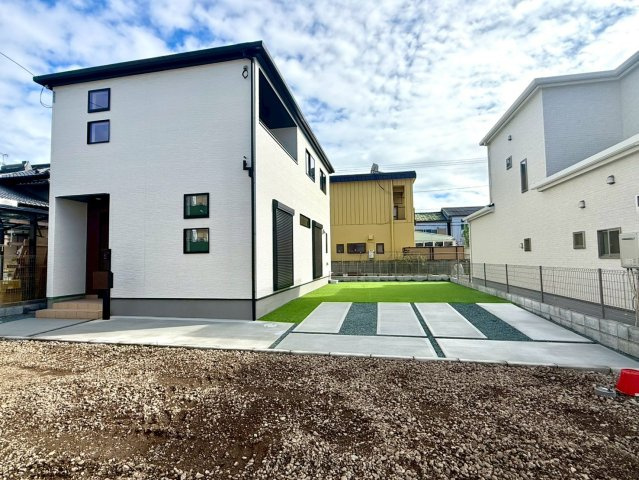 香美市土佐山田町宝町4丁目　3号棟（全5区画）　新築戸建の外観|ゆとりのある敷地に佇む白を基調としたシンプルモダンな外観。