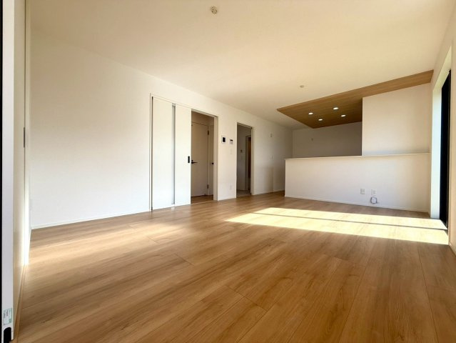 香美市土佐山田町宝町4丁目　3号棟（全5区画）　新築戸建の居間・リビング|家族が集う明るく広々としたリビング。