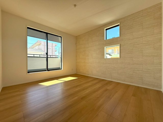 香美市土佐山田町宝町4丁目　3号棟（全5区画）　新築戸建の洋室|木目調のアクセントクロスで落ち着きを演出した主寝室。日々の疲れを癒せそう。