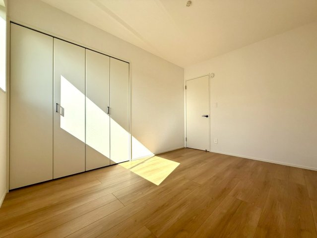 香美市土佐山田町宝町4丁目　3号棟（全5区画）　新築戸建の洋室|全洋室に南向き窓を設置。明るく心地よい光が差し込む住まいです。