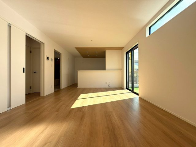 香美市土佐山田町宝町4丁目　3号棟（全5区画）　新築戸建の居間・リビング|明るい陽射しが差し込む、開放感たっぷりのリビング。家族の時間を心地よく過ごせます。