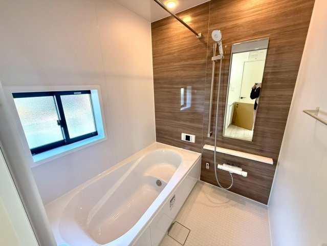 香美市土佐山田町宝町4丁目　3号棟（全5区画）　新築戸建の浴室|木目調パネルが上質な印象の浴室。窓付きで換気も良好です。