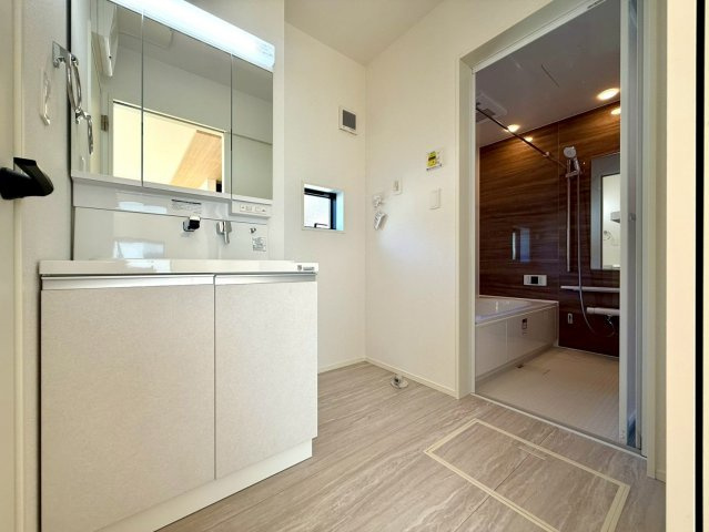 香美市土佐山田町宝町4丁目　3号棟（全5区画）　新築戸建の独立洗面台|清潔感あふれる洗面室。収納が充実した三面鏡付き洗面台で毎日の支度もスムーズに行えます。